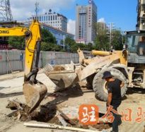 美女露出下体让男人操的流水高温下的坚守｜道路建设者用汗水铺就畅通路